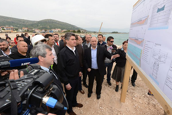 premijer, ministri i gradonačelnici u posjetu gradilištu mosta kopno – otok Čiovo (foto: Vlada RH, vlada.gov.hr)
