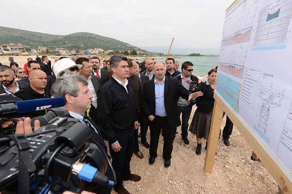 premijer, ministri i gradonačelnici u posjetu gradilištu mosta kopno – otok Čiovo (foto: Vlada RH, vlada.gov.hr) premijer, ministri i gradonačelnici u posjetu gradilištu mosta kopno – otok Čiovo (foto: Vlada RH, vlada.gov.hr)